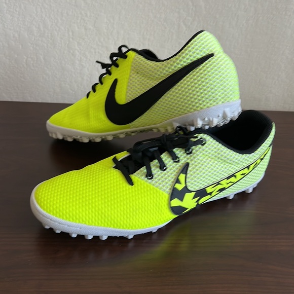 Nike soccer cleats for men - Picture 2 of 5